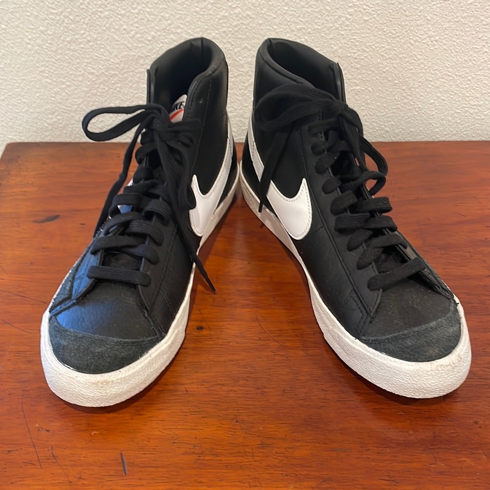 Nike men’s size 10 black and white high top shoe